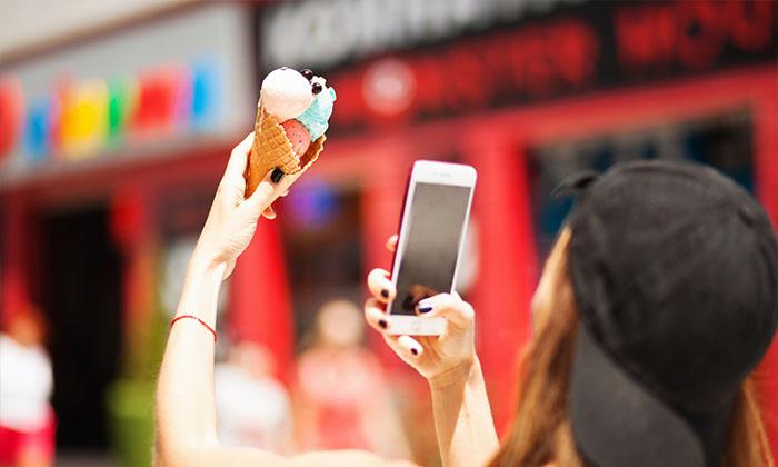 jovem fotografando sorvete com smartphone