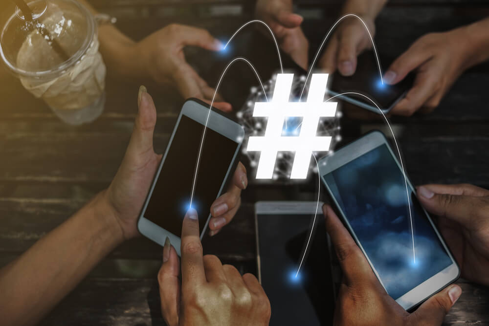 celulares conectados com um simbolo de hashtag ao meio