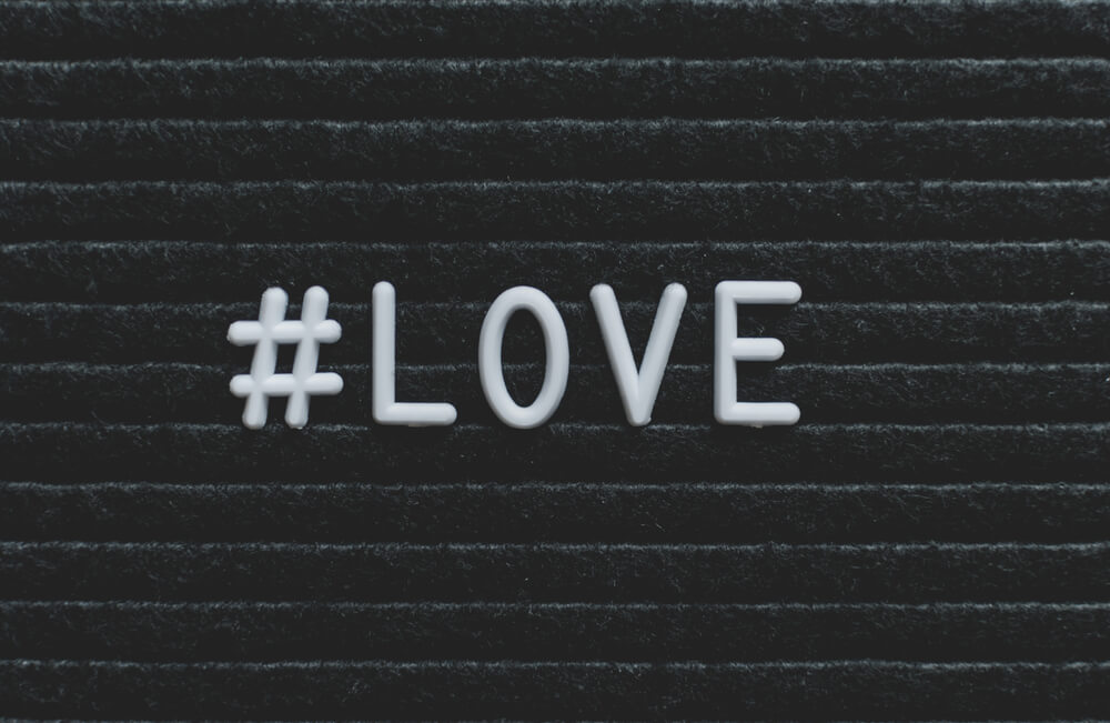 ilustraçao de hashtag com a palavra love