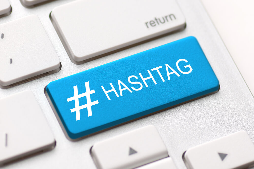 tecla do teclado em azul com a palavra hashtag