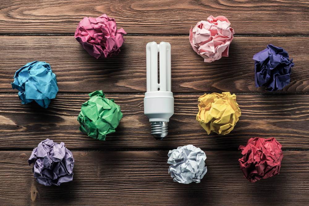 lâmpada e bolas de papel em cores diferentes