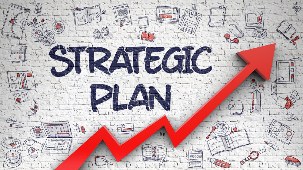 ilustraçao com a frase strategic plan com objetos ao fundo simbolizando o marketing e linha subindo demonstrando aumento de negocios