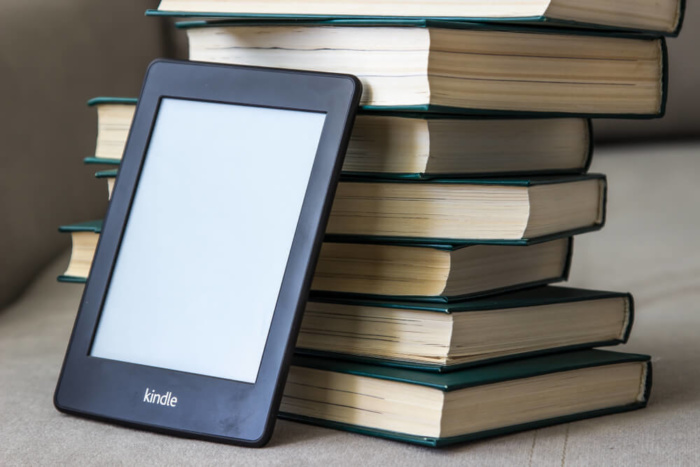 livros em papel e aparelho Kindle
