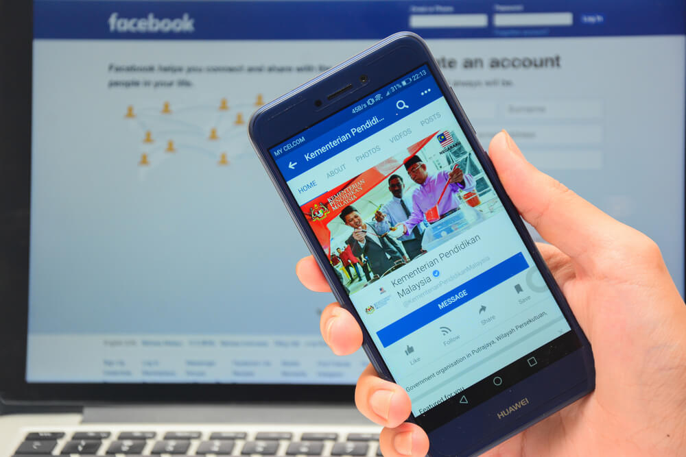 acesso a facebook no laptop e smartphone
