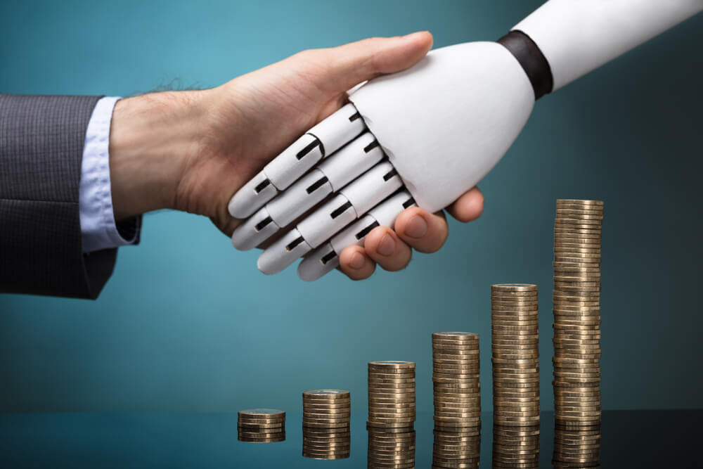 cumprimento entre humano e robô e pilhas de moeda