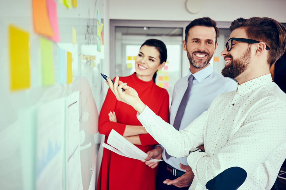 equipe sorridente em reunião de ideias em empresa