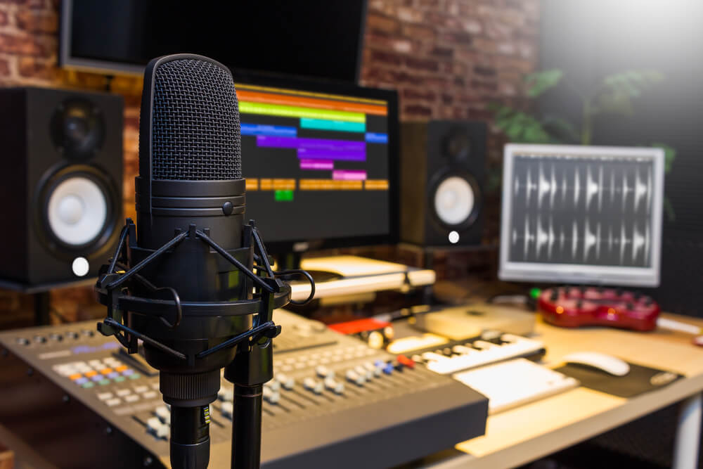 estúdio de áudio microfone e edição de áudio em computador