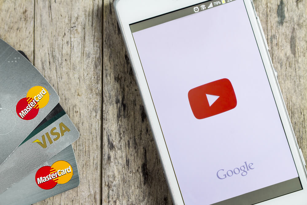 inicialização do youtube em smartphone junto de cartões de crédito