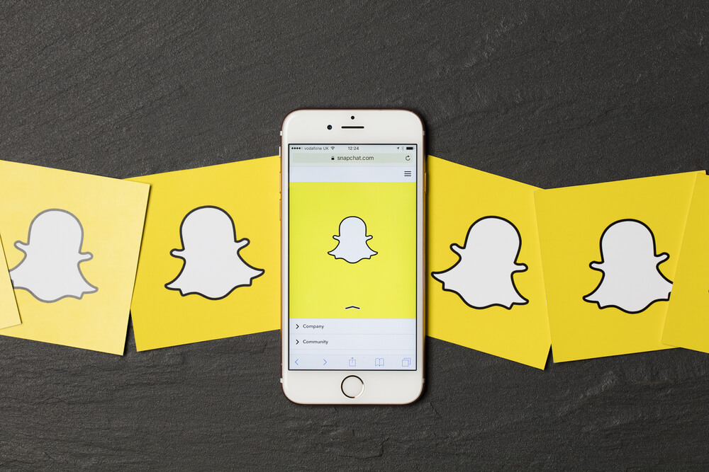 logos do aplicativo snapchat e smartphone