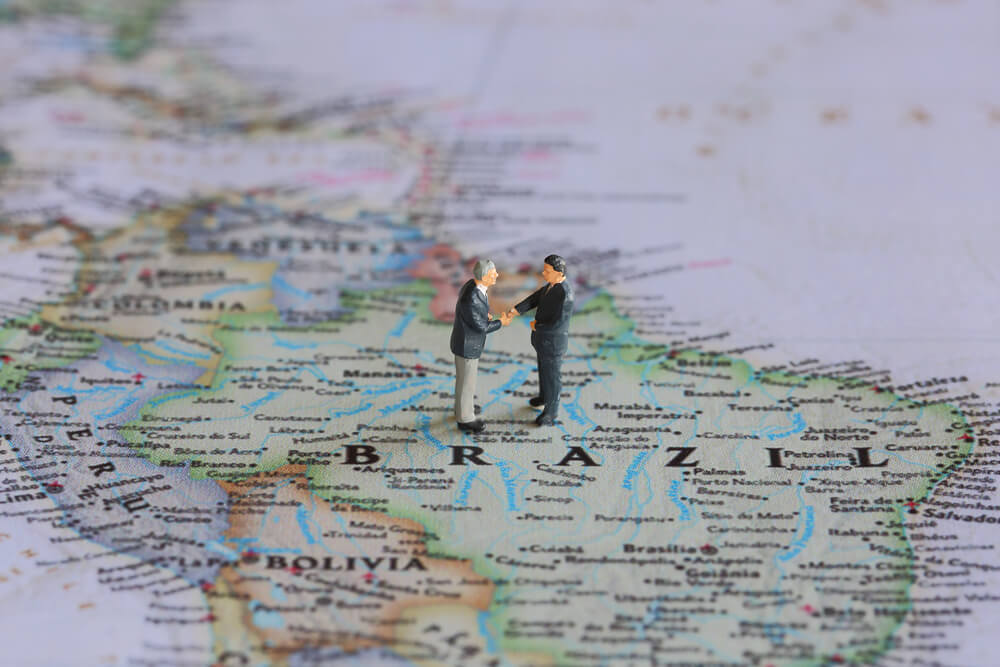 mini bonecos representando homens de negócio em mapa em cima do brasil