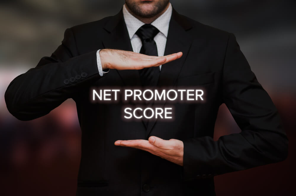 profissional segurando título net promoter score
