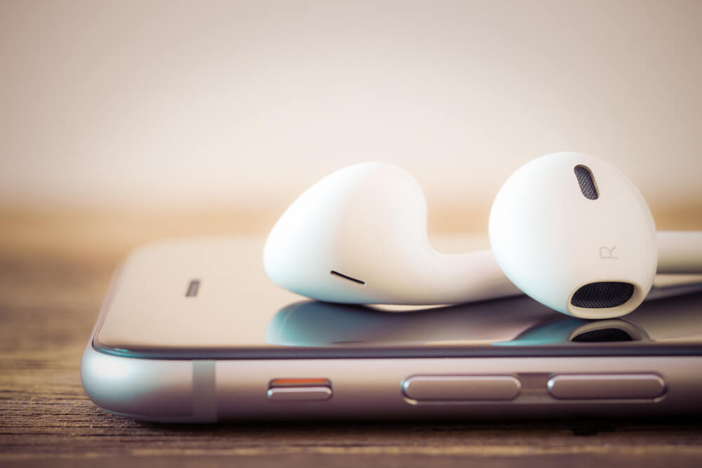 smartphone e fones de ouvido