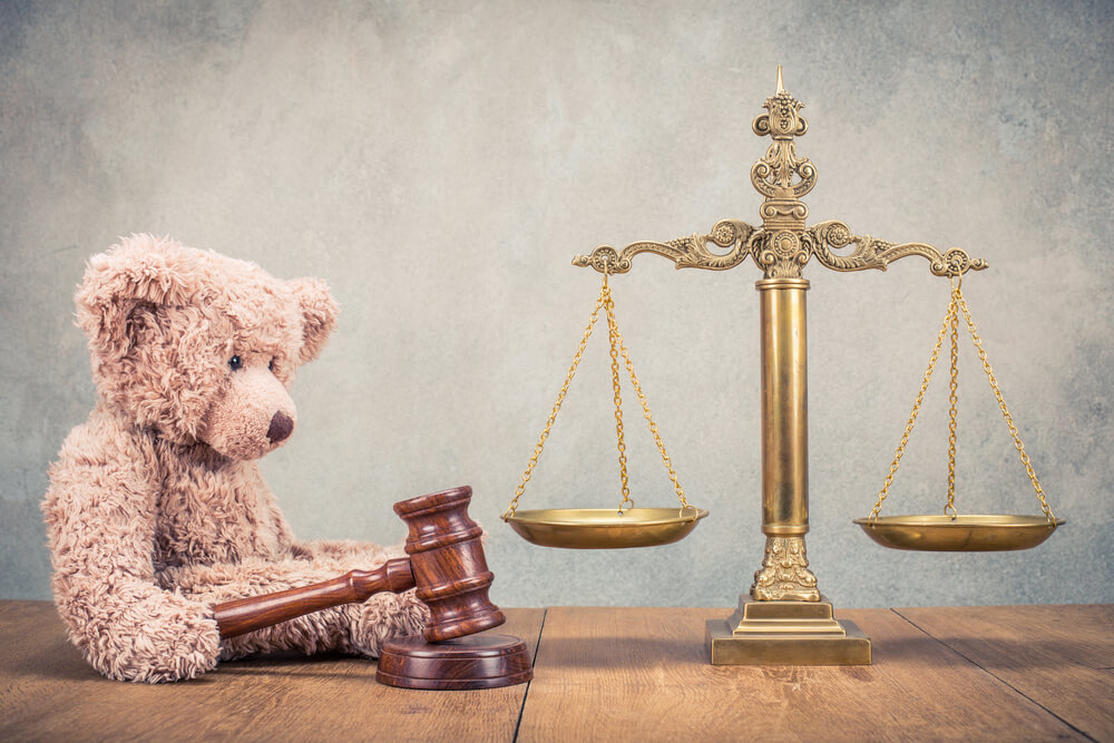 balança de justiça e ursinho demonstrando leis no cenário infantil