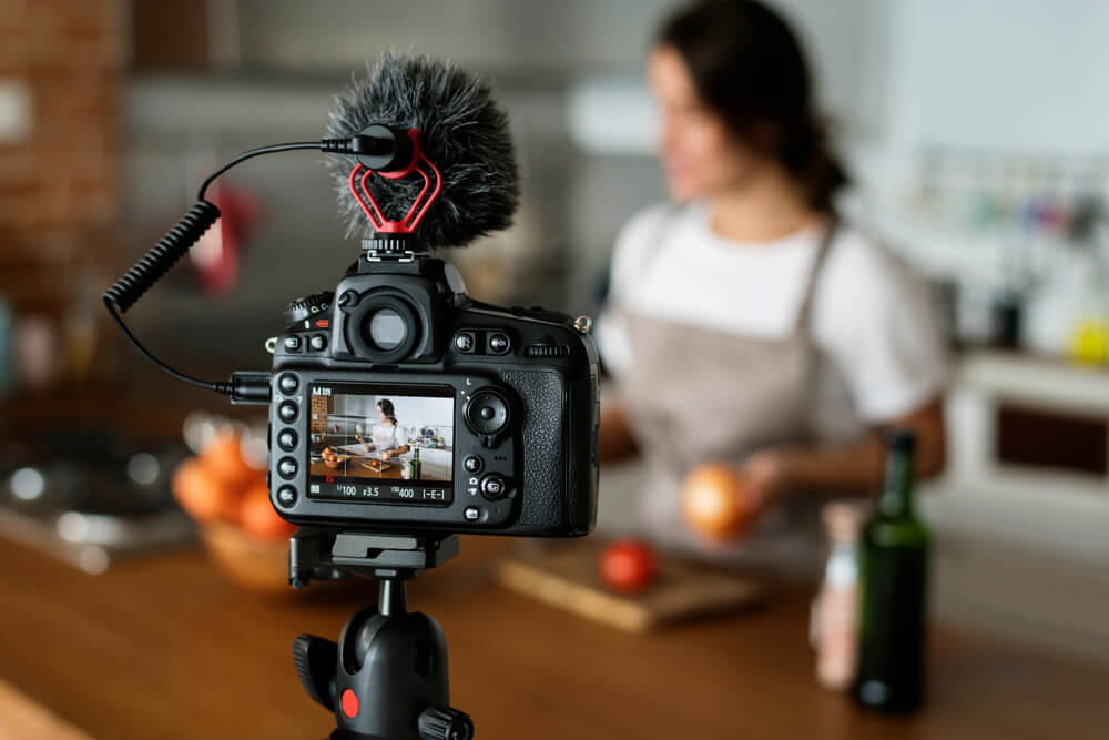 camera profissional centralizando digital influencer de culinaria exercendoseu papel
