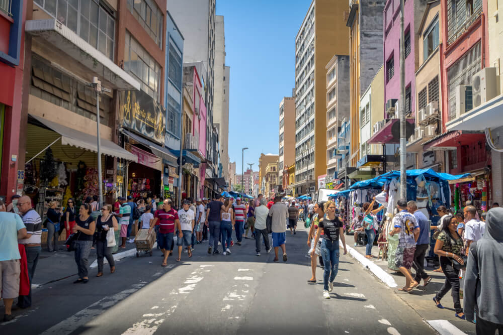 comportamento do brasileiro em rua de compras