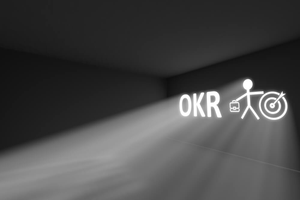 entrada de luz em parede com a sigla OKR
