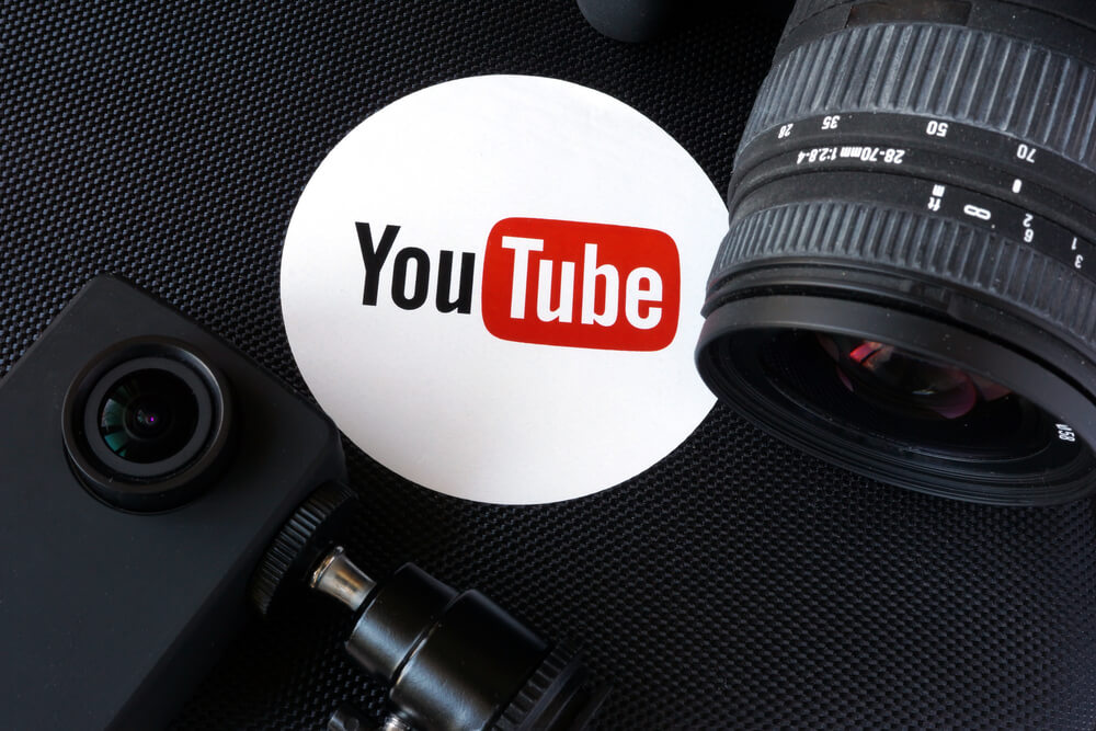 equipamentos fotográficos junto da logo do Youtube