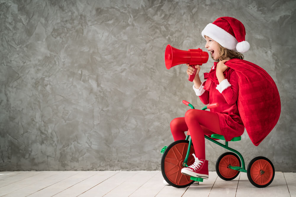 garotinha em bicicleta de brinquedo representando publicidade infantil