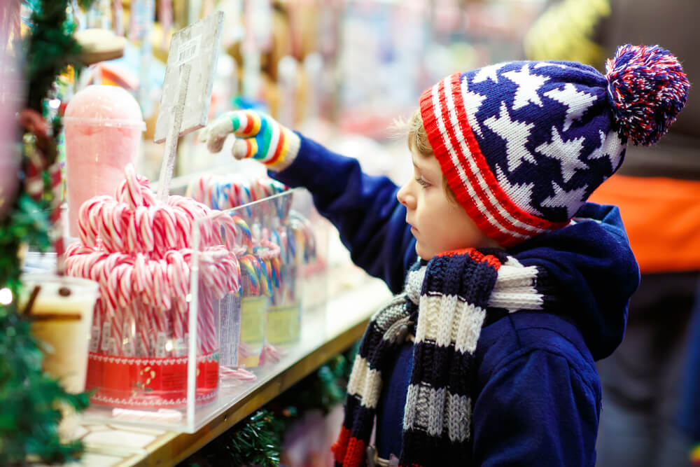 garotinho consumindo doces em loja