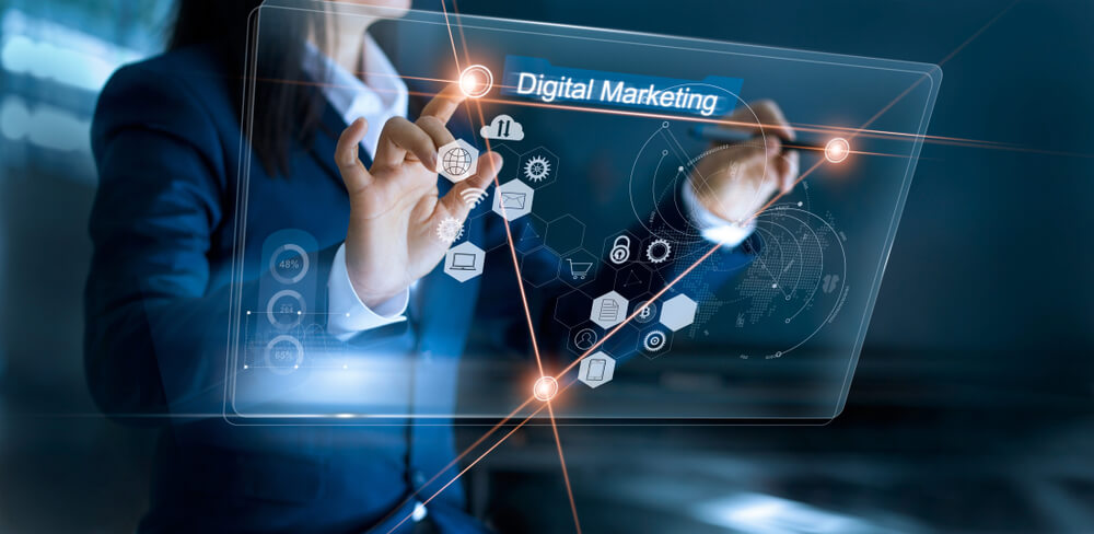 homem assinalando simbolos luminosos indicando caracteristicas do marketing digital 2.0