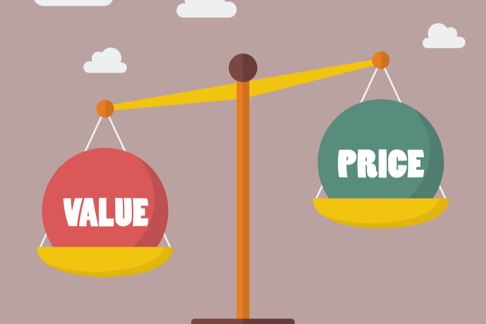 ilustração de balança equilbrando valor e preço