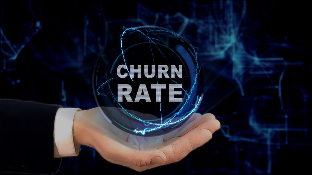 mão masculina de profissional executivo assinalando título Churn Rate