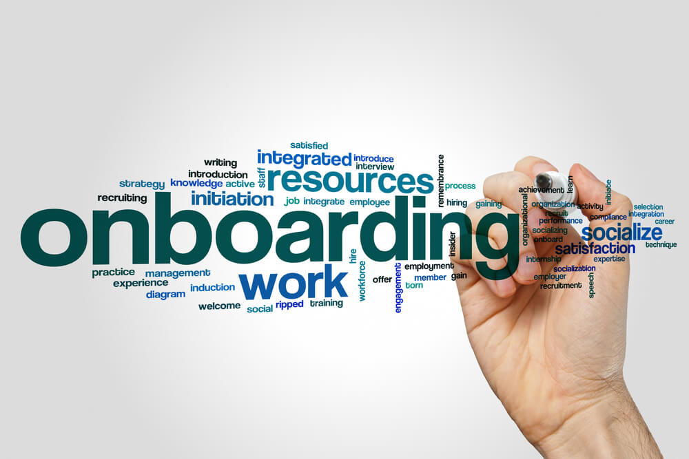 mãos assinalando título Onboarding e termos relacionados
