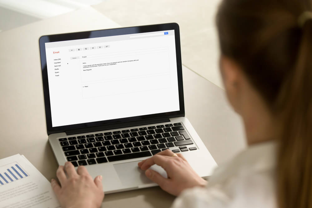 mulher escrevendo email em laptop