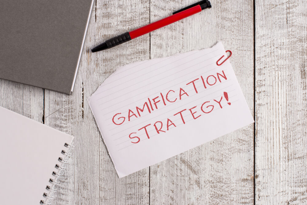 papel com o título estratégia de gamificação em vermelho