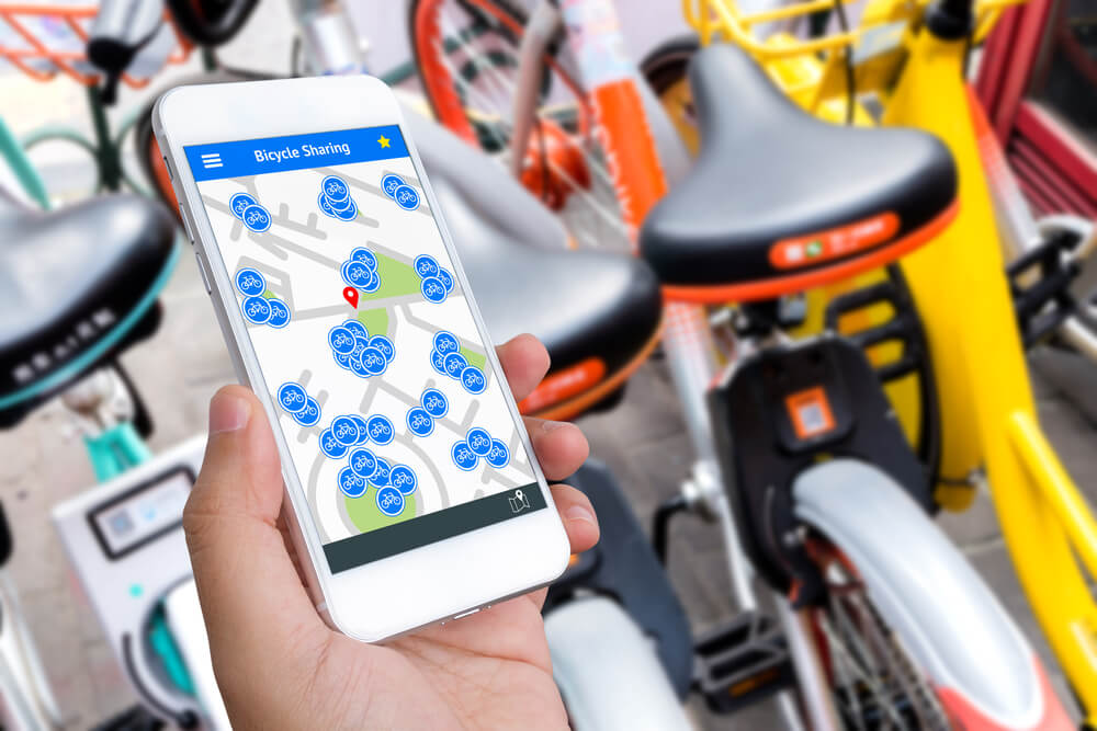 smartphone com acesso a aplicativo de acesso a bicicletas por meio da economia colaborativa