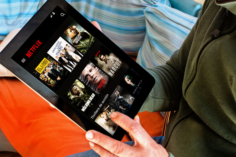 tablet acessando o aplicativo de stream mobile netflix