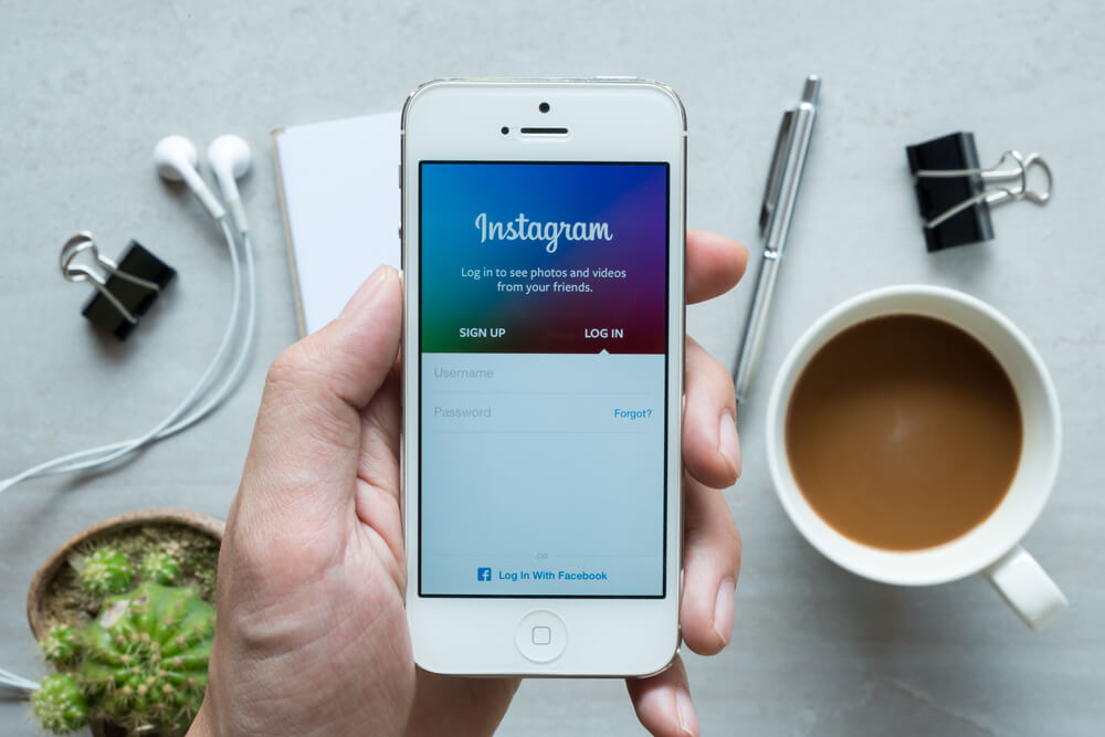 tela de conectar uma conta ao instagram no smartphone