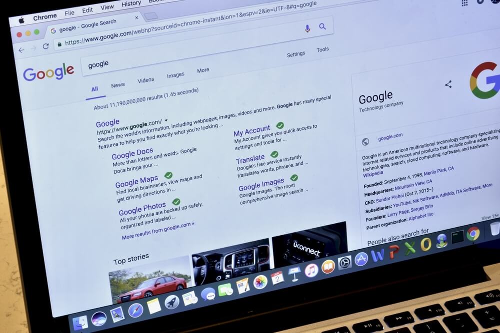 tela de laptop acessando pesquisas do google
