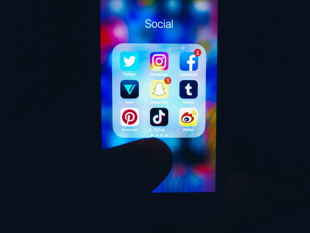 aplicativos de redes sociais em pasta em tela de smartphone