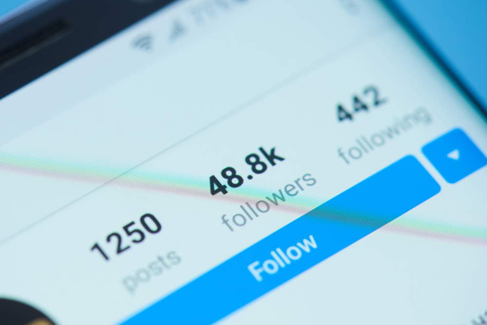 perfil em aplicativo instagram focando em numero de seguidores em tela de smartphone