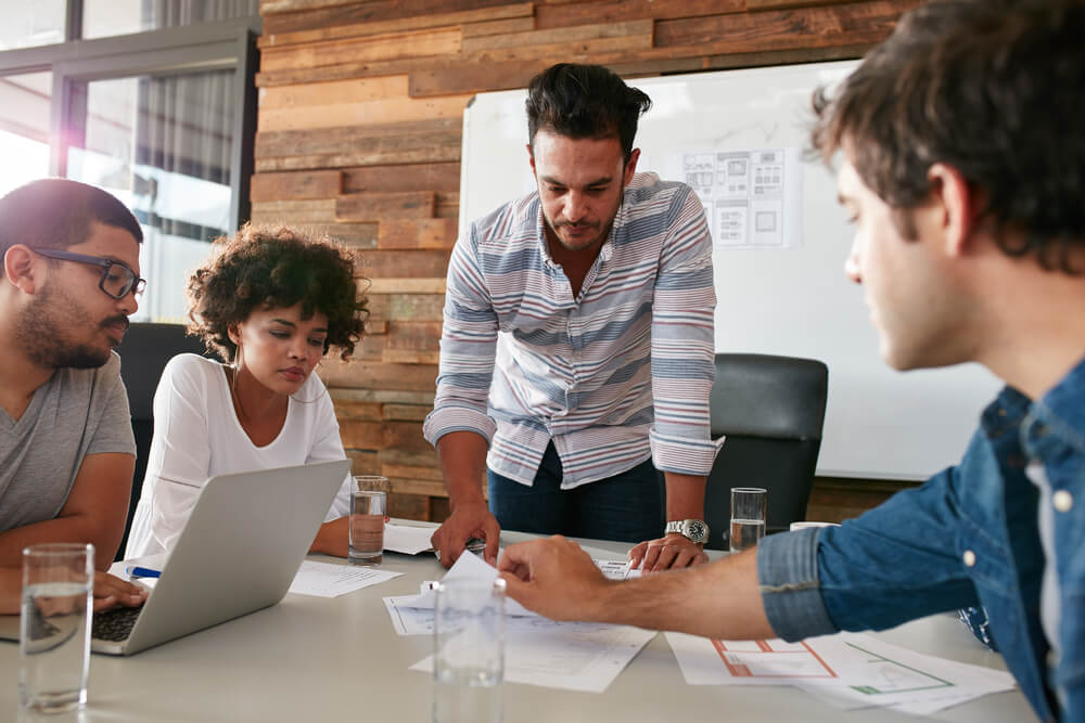 profissionais discutindo estrategias de trabalho em escritorio