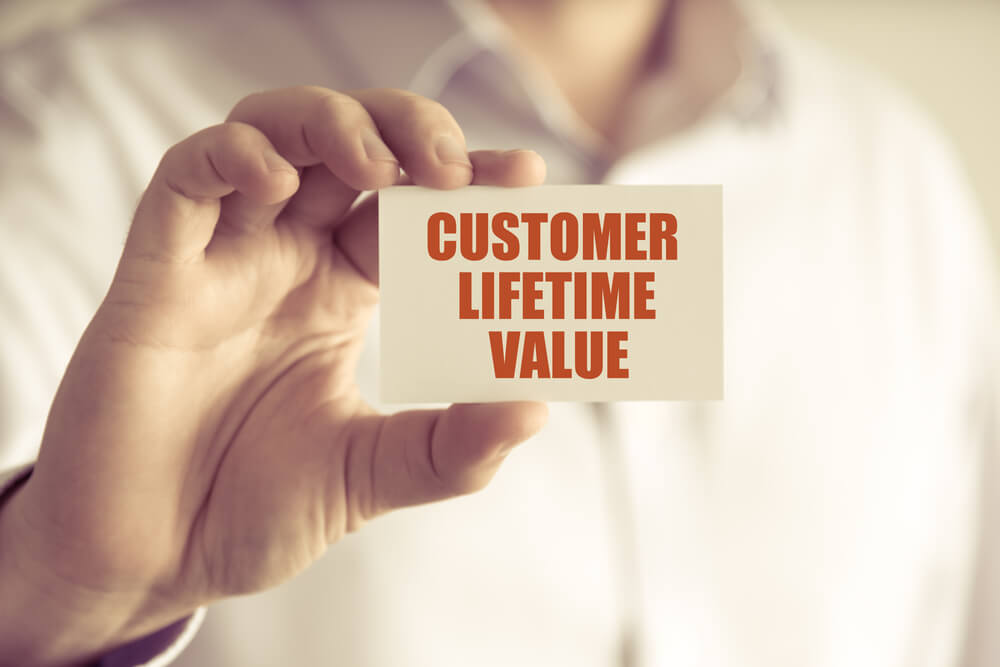 profissional segurando papel com título customer lifetime value