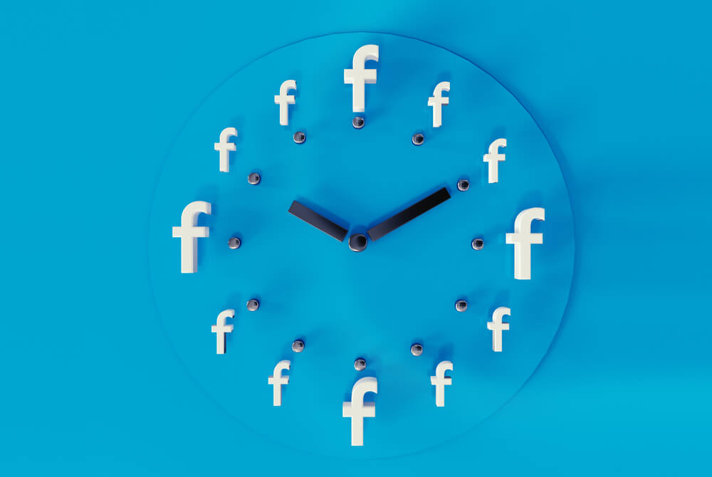 relógio com logos do facebook melhor horário para postar