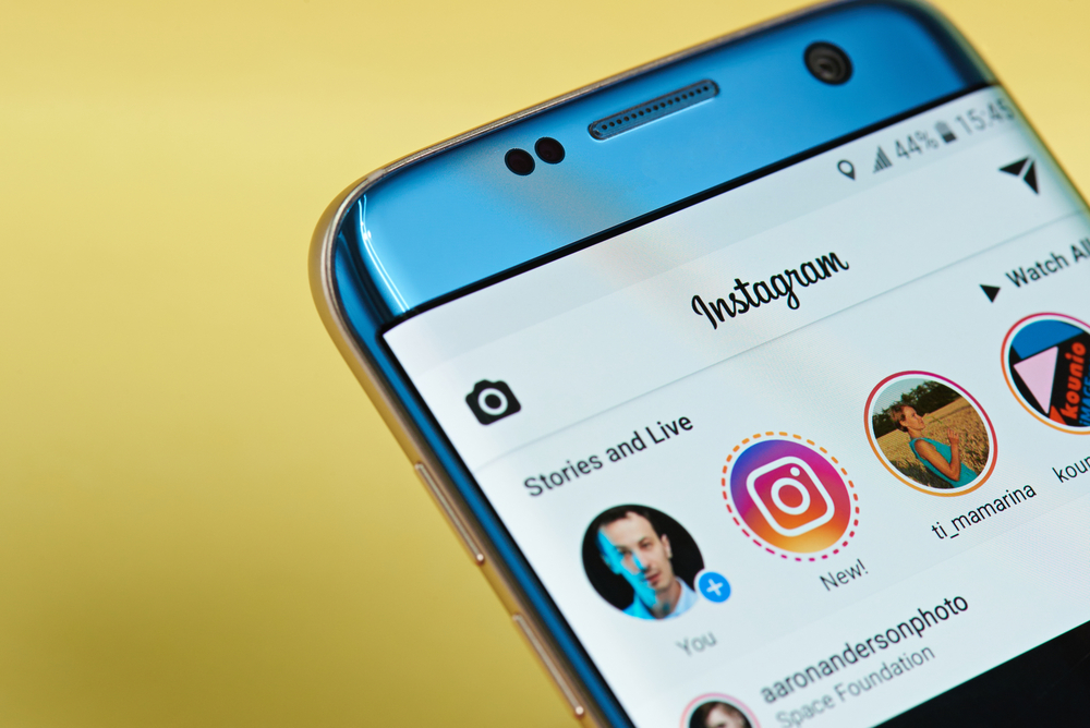 smartphone com aplicativo instagram em tela na opçao de stories
