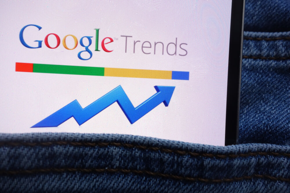 smartphone em bolso de calça com a palavra google trends em tela 