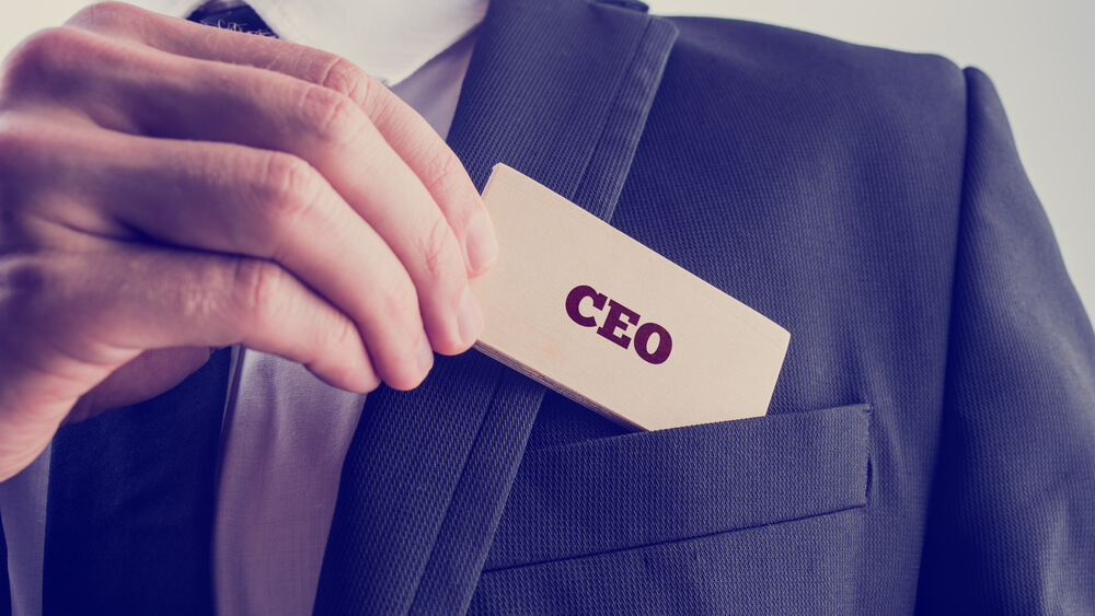 homem executivo colocando anotaçao com a palavra CEO em bolso de terno