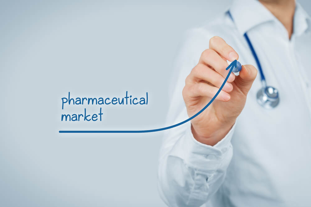 profissional farmaceutico assinalando grafico crescente com título mercado farmaceutico
