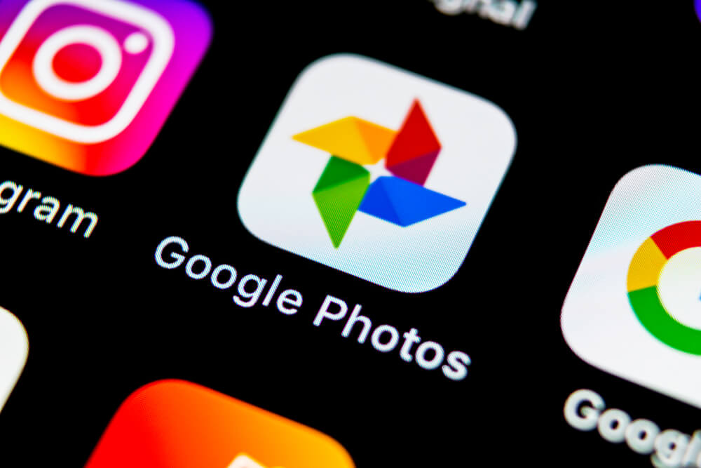 icone do aplicativo google fotos em tela de smartphone