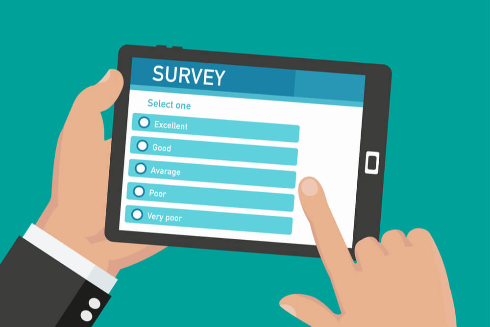 ilustraçao de maos segurando tablet com a palavra survey em tela significando pesquisa de satisfaçao do cliente
