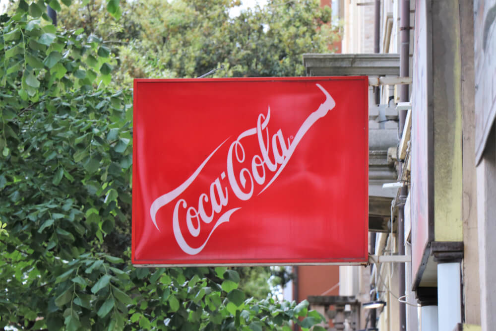 logotipo da marca cocacola em frente a estabelecimento 