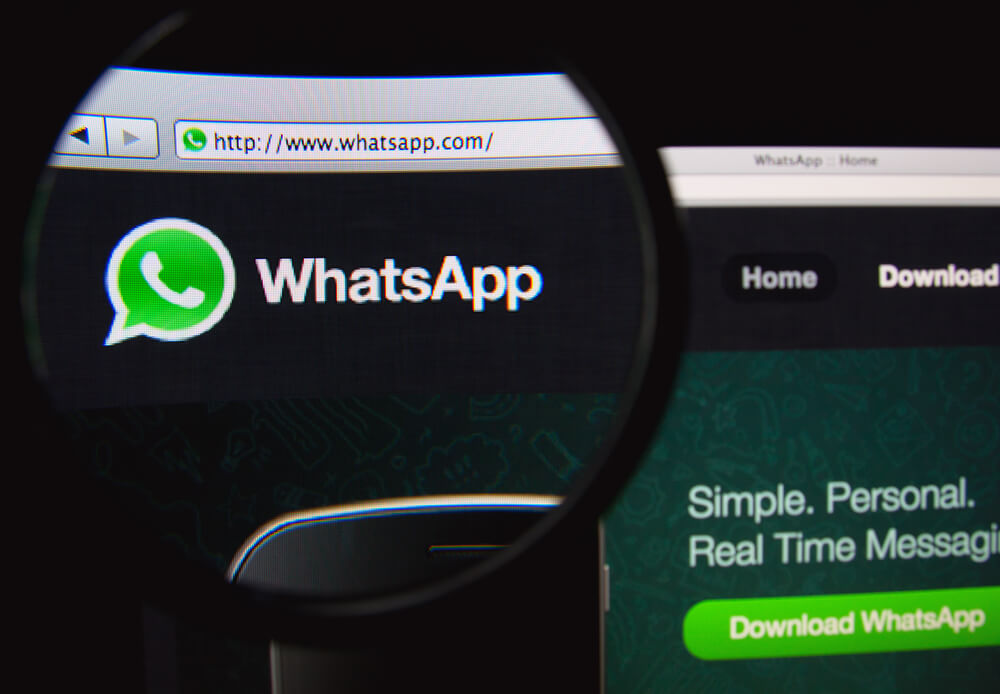 lupa ampliando icone do aplicativo whatsapp em tela de computador