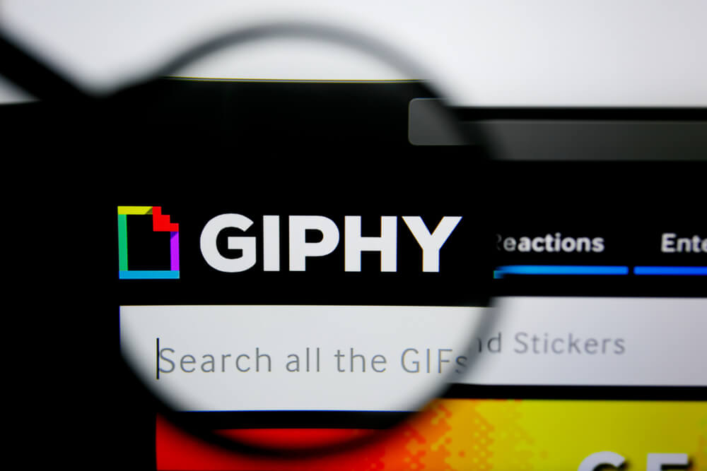 lupa ampliando logo de aplicativo giphy em tela de computador