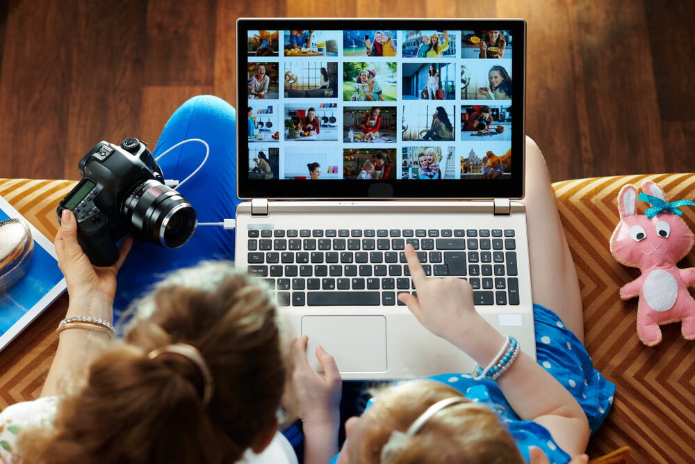 mulheres sentadas em frente a laptop com diferentes thumbnails em tela