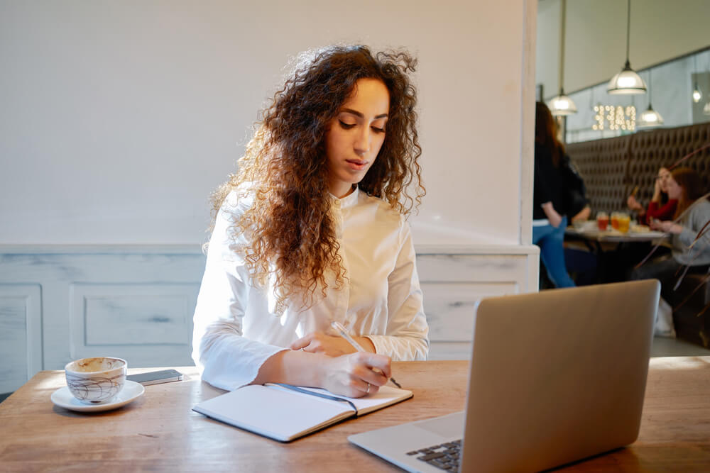 garota trabalhando m frente ao laptop em seu  marketing pessoal