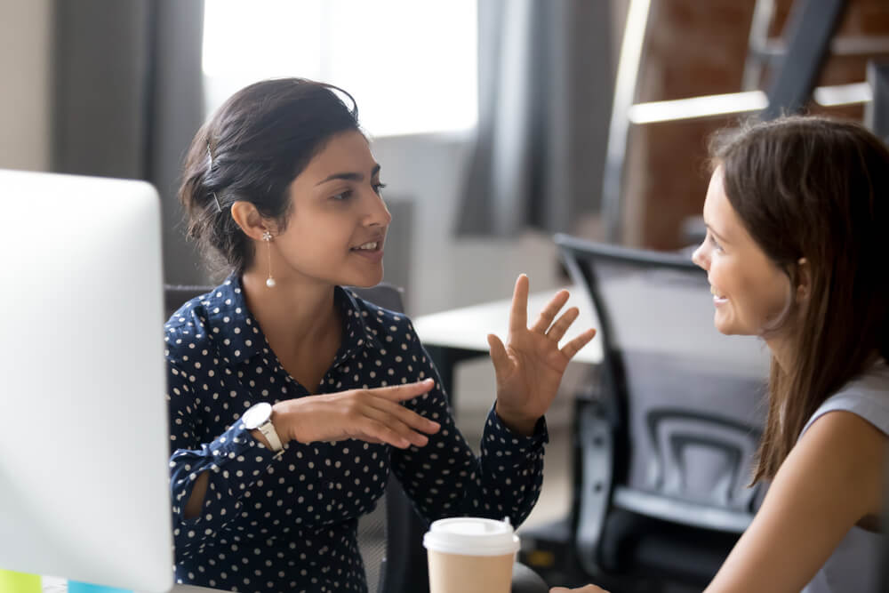 prática de marketing pessoal em dupla de mulheres